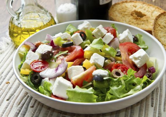 Салат «Греческий» с бальзамическим уксусом – рецепты Греческий салат рецепт с чесночным соусом